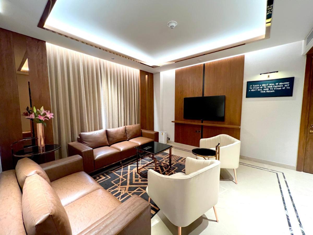 Planet Hollywood Thane Exterior foto
